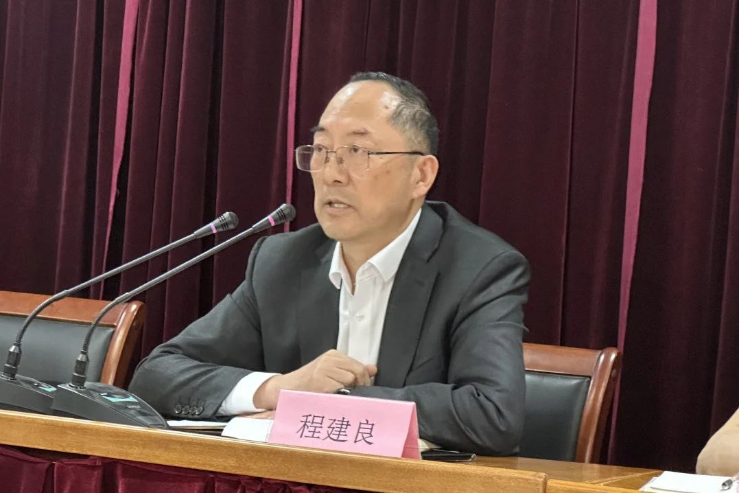A Changshu Polyészter találkozót tartott a középszintű káderek, a mérnöki és műszaki személyzet, valamint a marketing személyzet számára
