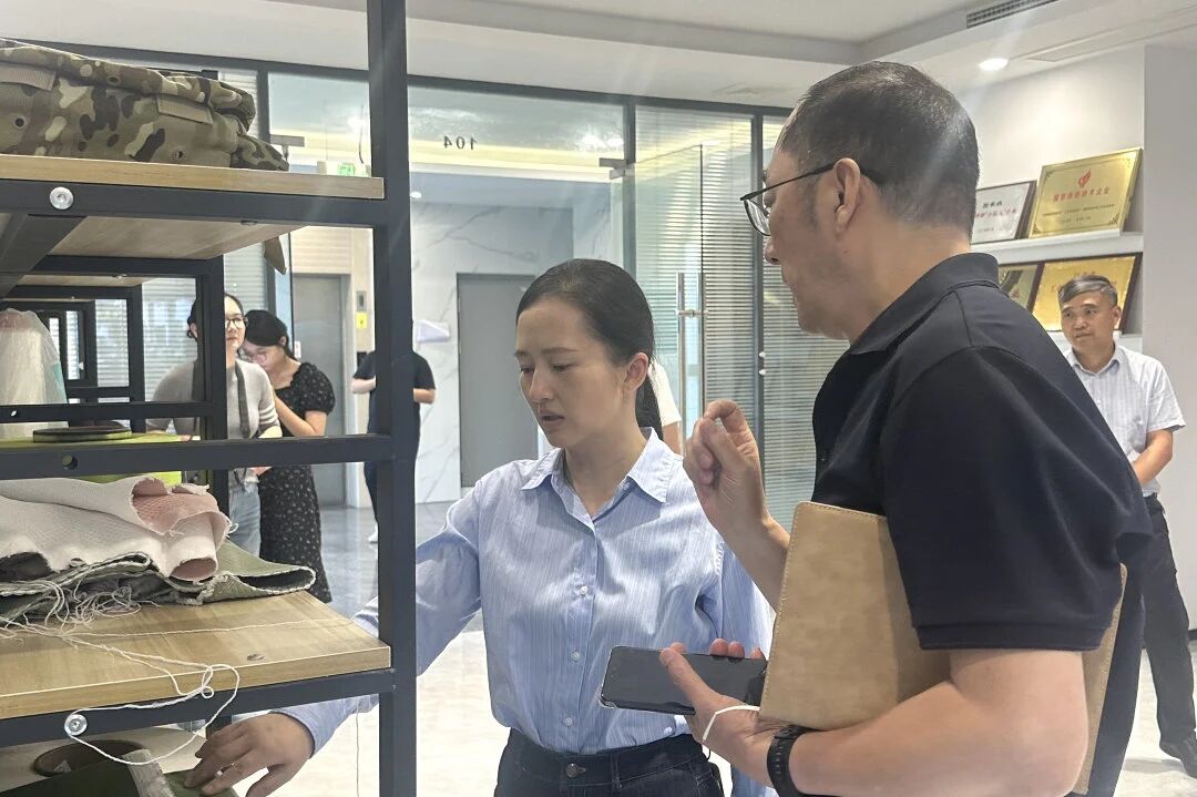 Zhou Xiao, az Önkormányzati Párt Bizottságának Állandó Bizottságának tagja, a Propaganda Minisztérium minisztere és az Egyesült Királyság Munkaügyi Minisztériumának minisztere, a Changshu Poliészter kutatás céljából ellátogatott