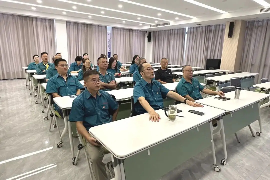 A Changshu Poliészter Party fióktelepe a szeptember 3 -i katonai felvonulás élő közvetítésére szervezett