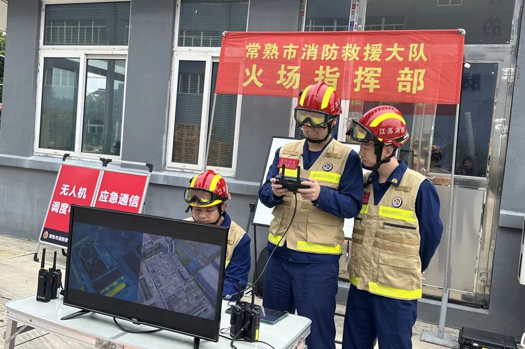 A Changshu Fire Rescue Brigade Dongbang, Meili és Zhitang tűzoltóegységeket szervezett, hogy gyakorlati tűzoltógyakorlatokat végezzenek a gyárban